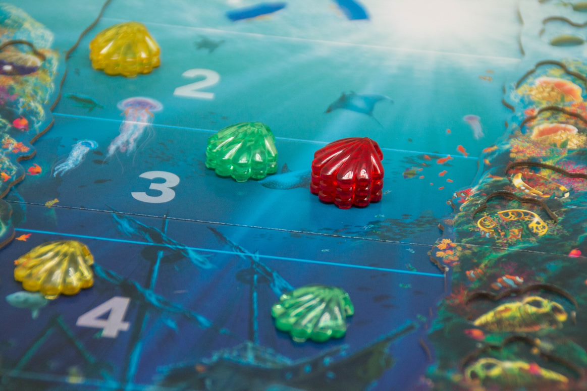 Into The Blue - Reiner Knizia game. FunnyFox - clam shells